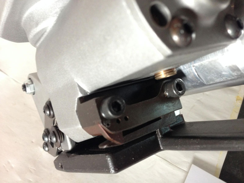 氣動(dòng)塑鋼打包機(jī)在打包帶拉緊過(guò)程中容易打滑，收不緊怎么辦？