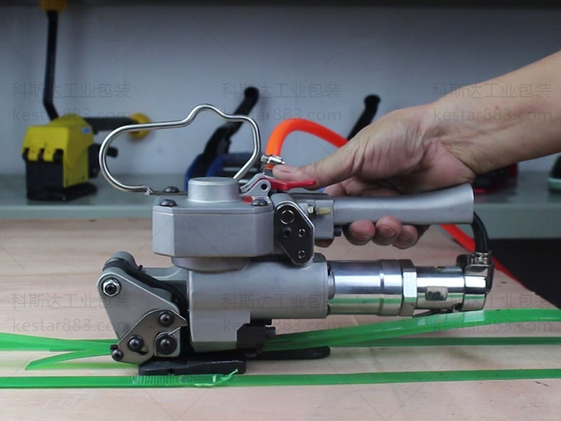 氣動塑鋼打包機在拉緊過程中收不緊，在焊接口旁邊斷帶怎么辦？